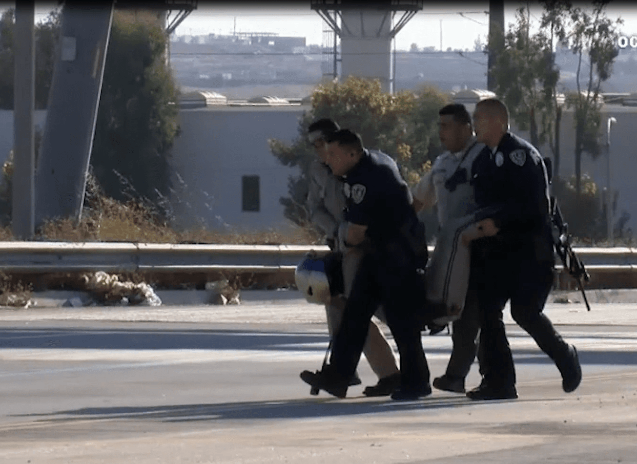 Al patrullero le dio tiempo de pedir refuerzos y el sospechoso fue contraatacado por efectivos de la policía y del condado de Riverside.