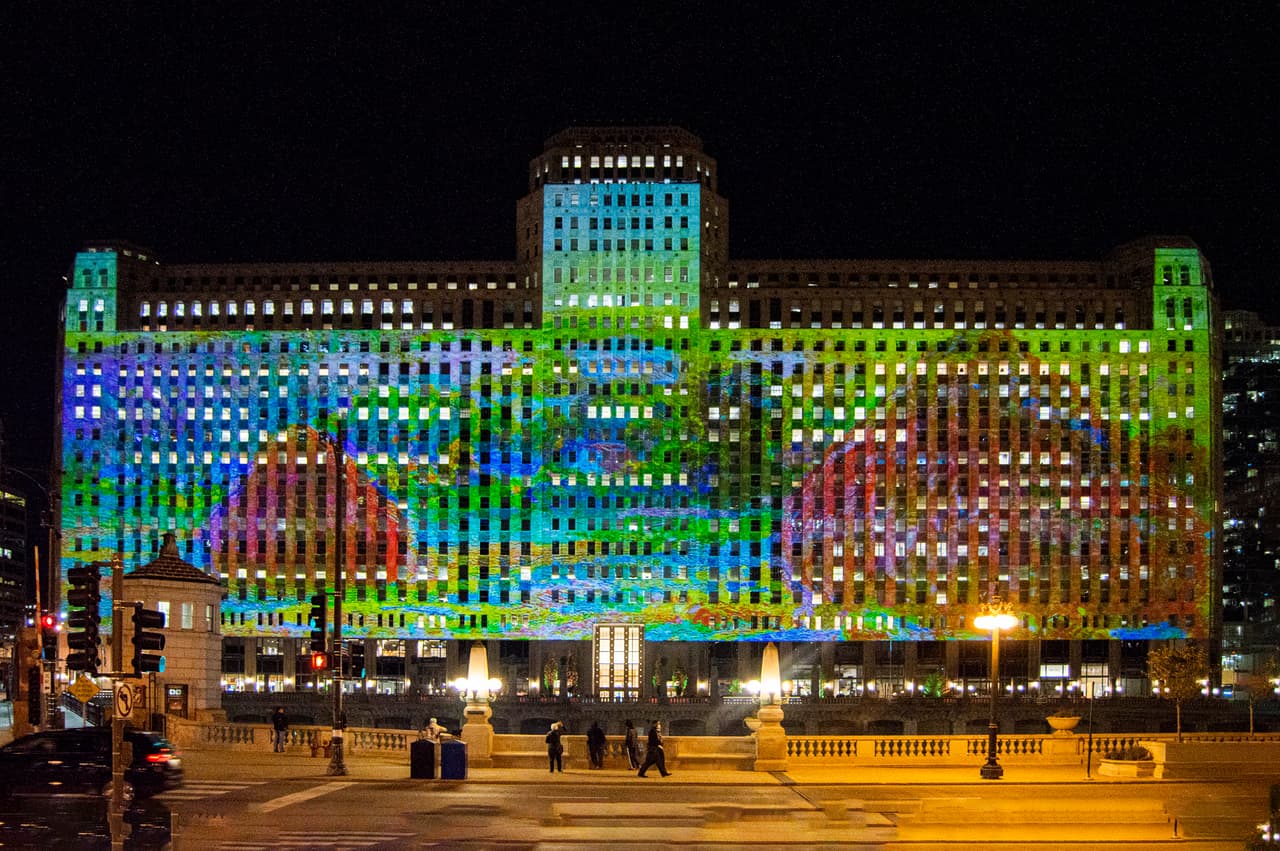 Art on theMARTEl conjunto de 34 proyectores digitales llamado Art on theMART muestra un programa de 30 minutos a las 9 y 9:30 pm todas las noches. El espectáculo se ve mejor desde la sección del Chicago Riverwalk entre las calles Wells y Franklin.