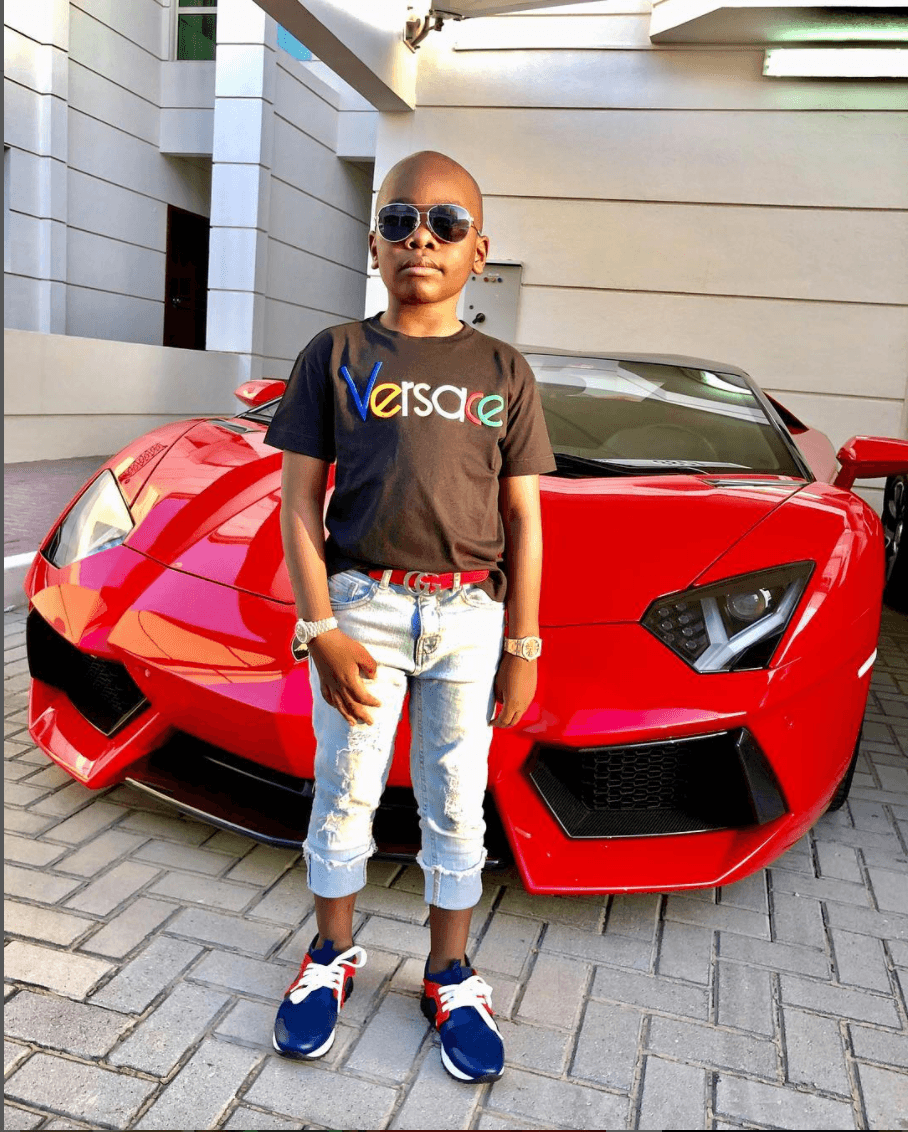 Una vez que tuvo su mansión, el niño también recibió su primer automóvil: 
<b>un Bentley Flying Spur con el que posó en una de sus fotos. </b>
<br>