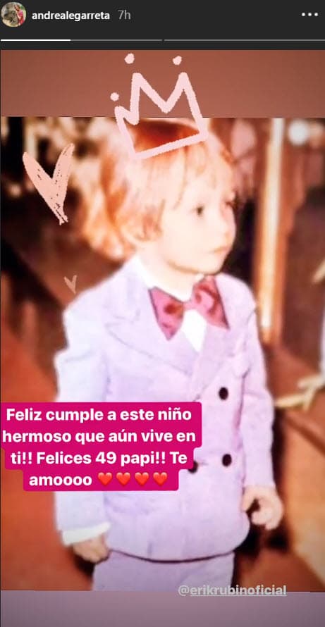 "Este niñito hermoso y dulce cumple hoy 49 años, y si yo pudiera regresar el tiempo y hablar con él acerca de su futuro, le diría que Dios y la vida le tienen grandes regalos […] Le aconsejaría que trate de
<b> </b>ver con filosofía la vida, 
<b>aún en los tiempos más duros</b>".
<br>