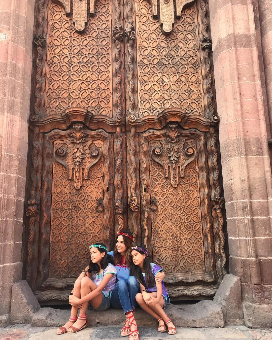 Karla está consciente de que Antonella, de 12 años, y Michaella, de 11 años, están por dejar de ser niñas y convertirse en todas unas señoritas, por lo que disfruta cada momento a su lado. Prueba de lo anterior es que las conversaciones entre madre e hijas están cambiando.