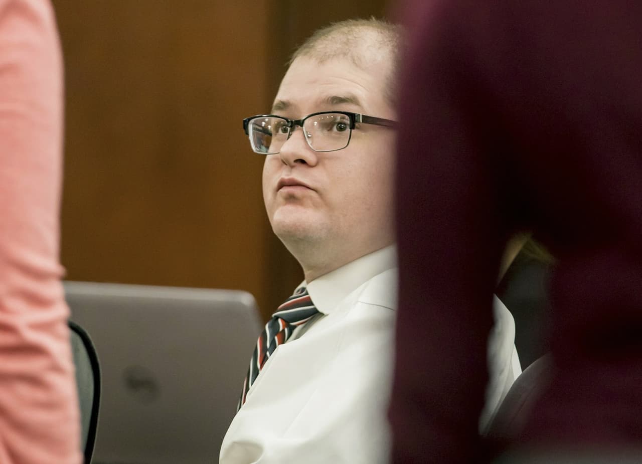En esta foto tomada el lunes 3 de junio, Timothy Jones Jr. esta sentado durante las declaraciones finales de su juicio por asesinato de sus 5 hijos en Carolina del Sur.