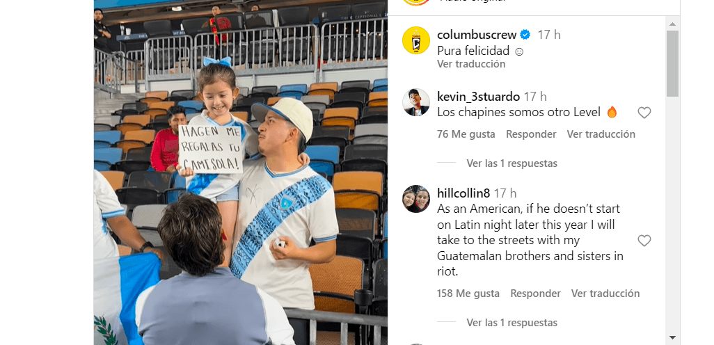 Nicholas Hagen, portero de Guatemala, regala su jersey a pequeña aficionada