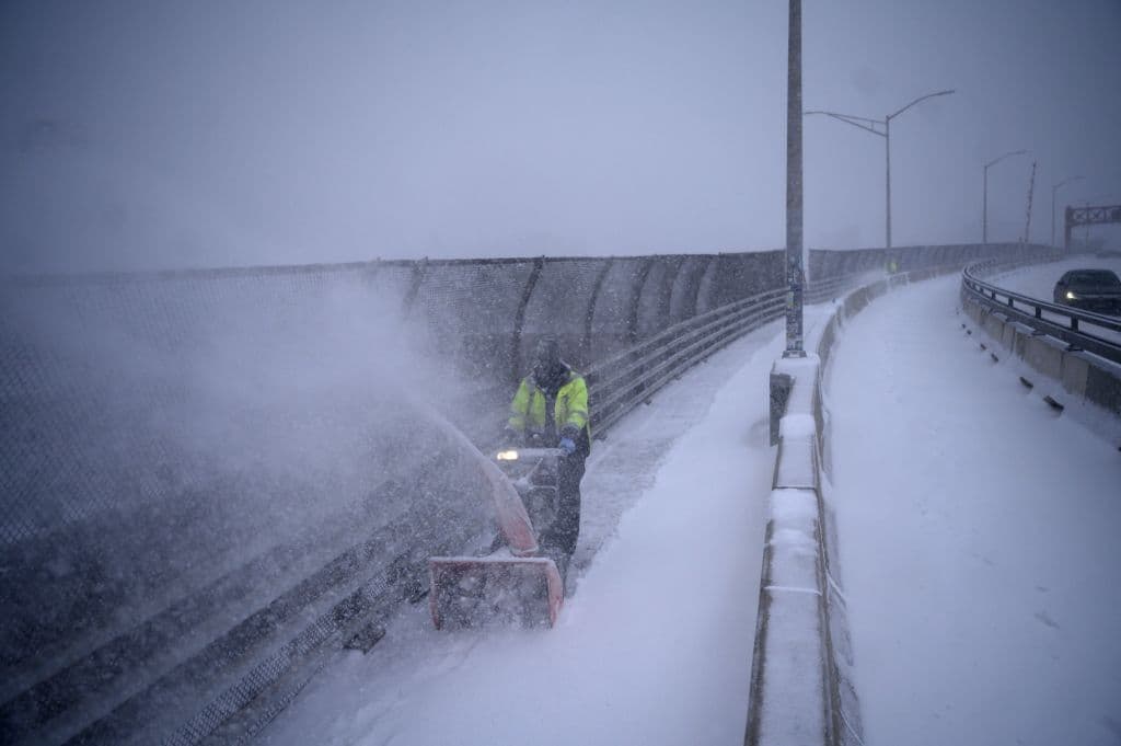 <b>Diez pulgadas de nieve o más ya habían caído en partes de Delaware, Maryland, Nueva Jersey y Long Island hacia cerca del mediodía</b> del sábado y más de un pie de nieve podría caer el domingo por la mañana en Rhode Island, Massachusetts, New Hampshire y Maine, según un reporte de CNN.