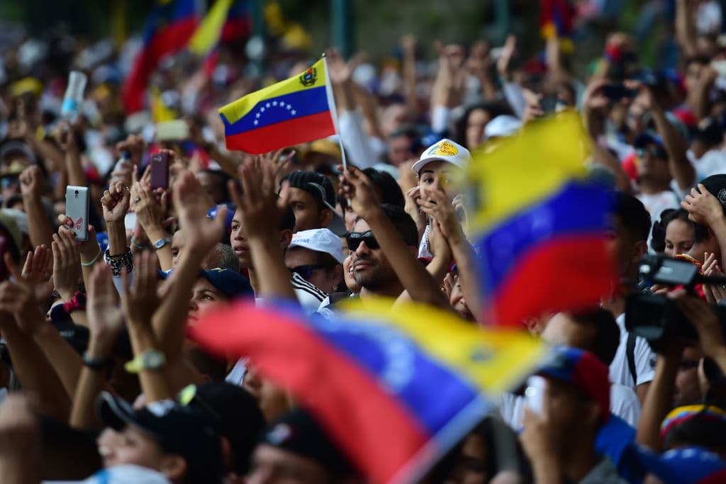Cuando las distintas marchas se convirtieron en una frente a la Conferencia Episcopal Venezolana, quienes ya se encontraban en el lugar gritaban 
<b>"el oeste no es chavista"</b>. Para llegar a esta zona de Caracas, los manifestantes debieron atravesar parroquias conquistadas por el chavismo. (Ronaldo Schemidt/AFP/GettyImages)
