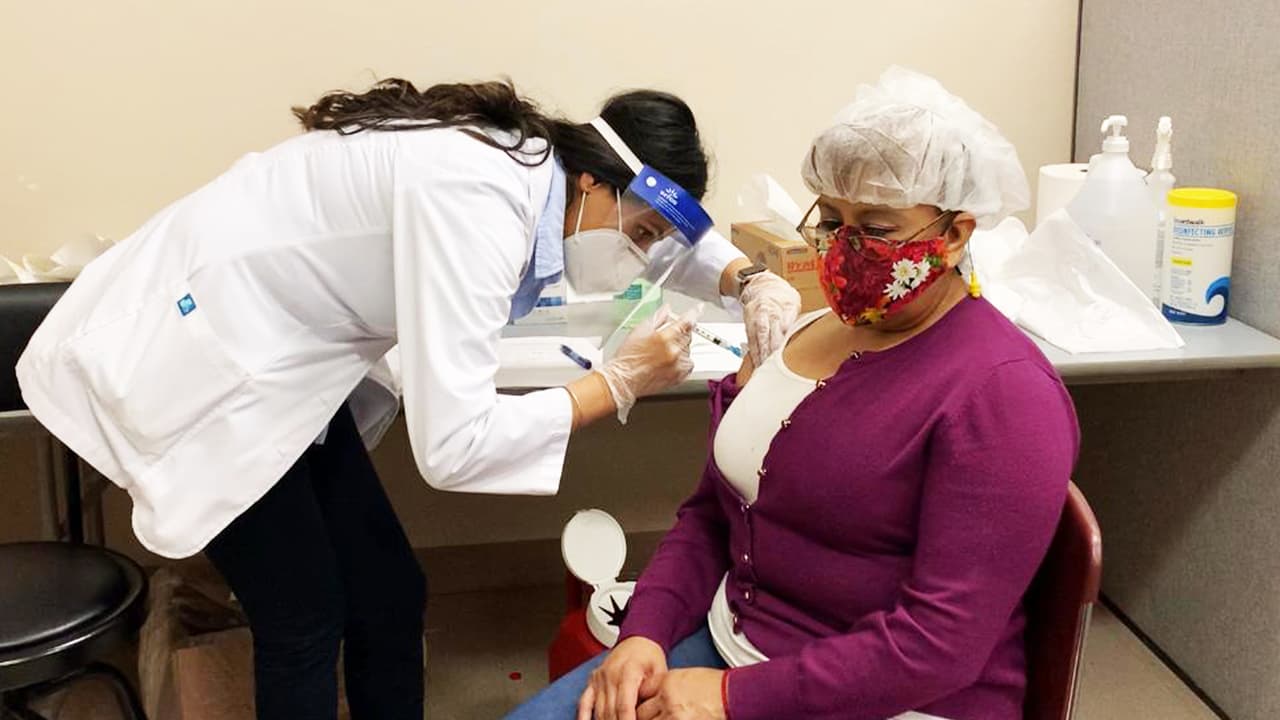 Inicia la inscripción para recibir la vacuna contra el coronavirus para mayores de 55 años en Pima 