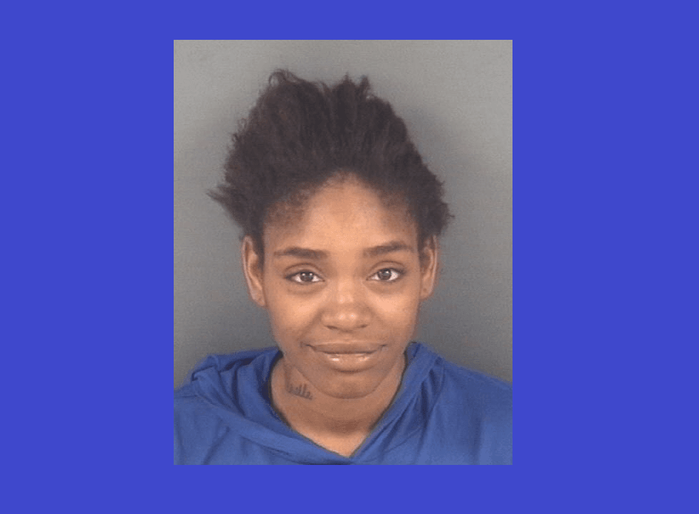 Alnasiar Wright de 23 años recibió cargos por posesión illegal de narcóticos y fue liberada en la escena.