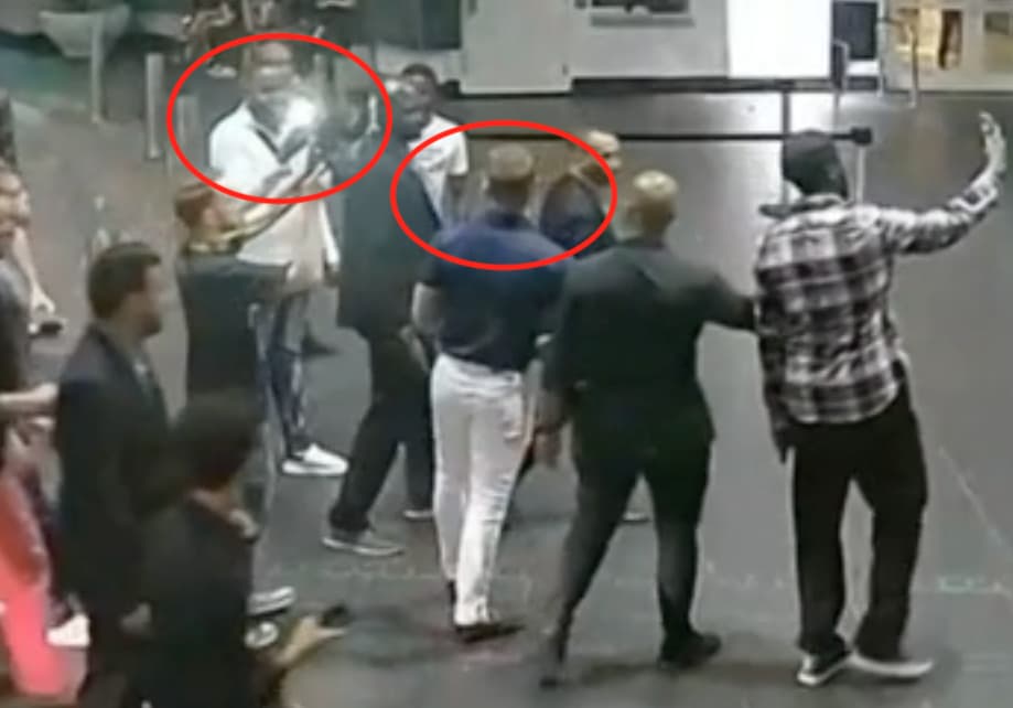 McGregor se acercó a Ahmed Abdirzak y le extendió la mano izquierda en señal de querer saludar al fanático.