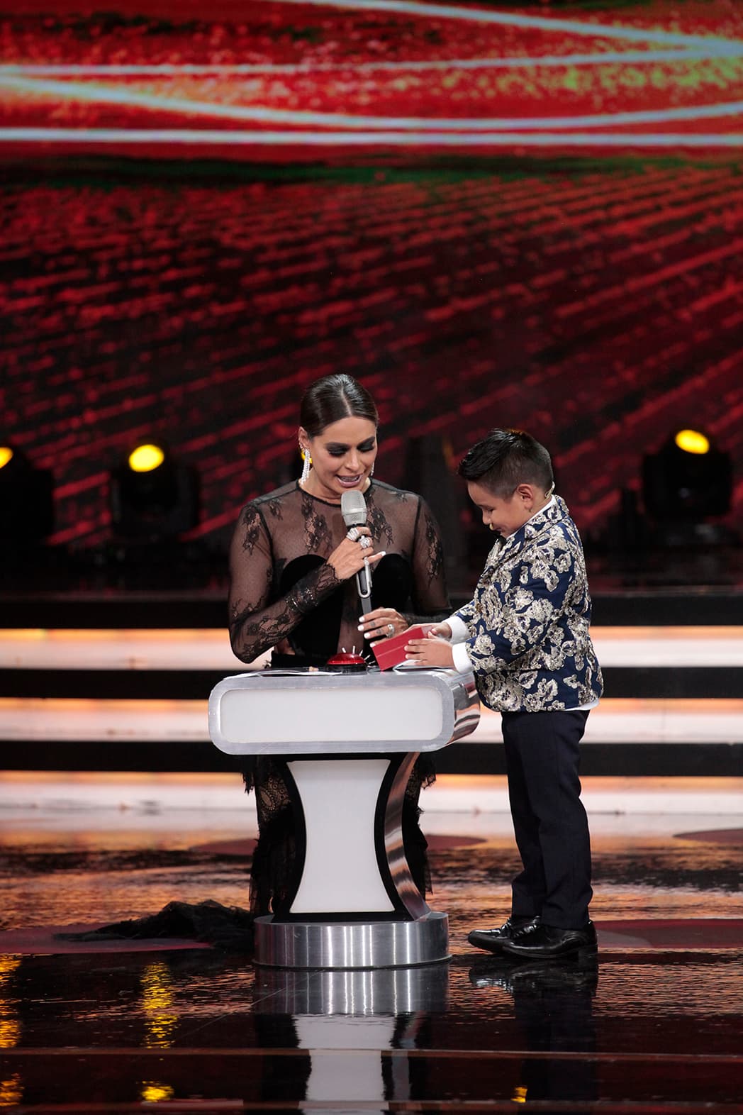 “Quiero contarles que hace una semana me reuní con los jueces para saber quién era el capitán que les haya robado el corazón y todos estuvieron de acuerdo en un solo nombre y este momento quiero que sepan que todos los jueces eligieron a Giovani", explicó la presentadora del reality infantil.