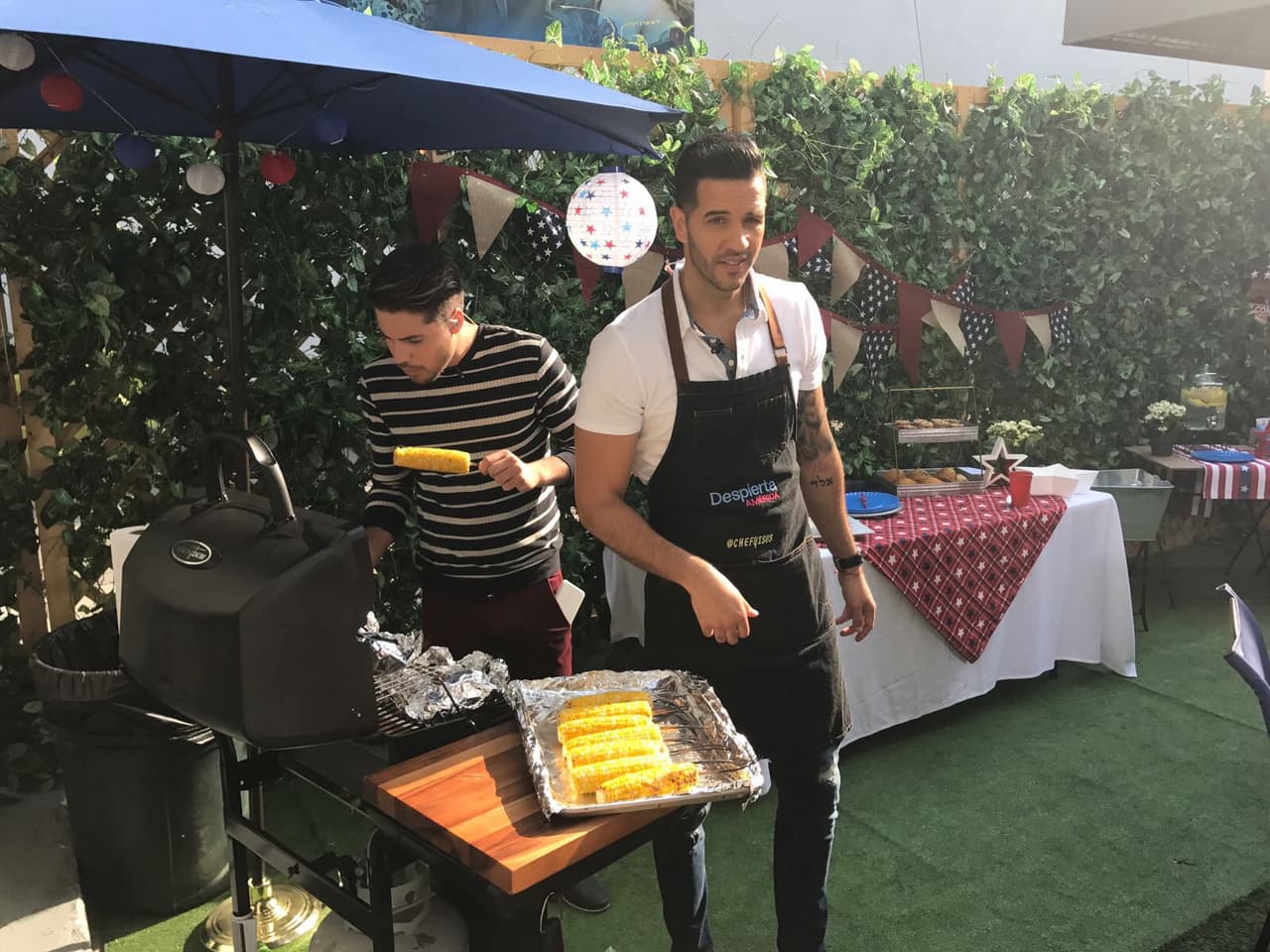 No hay nada más seductor que un hombre encendiendo el carbón y verlo preparar la comida a la parrilla.