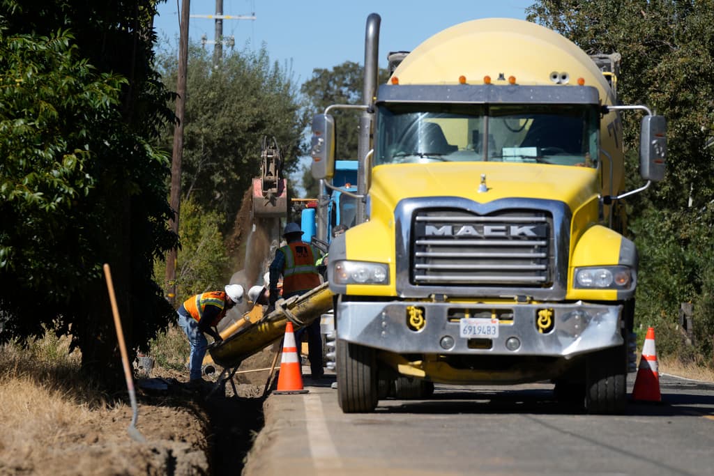 Pacific Gas & Electric (PG&E), una de las empresas de servicios públicos más grandes del país, tiene un plan para enterrar líneas eléctricas en áreas de alto riesgo de incendios forestales en California. El objetivo principal es prevenir incendios destructivos como el de Paradise en 2018, que causó la muerte de 85 personas.
