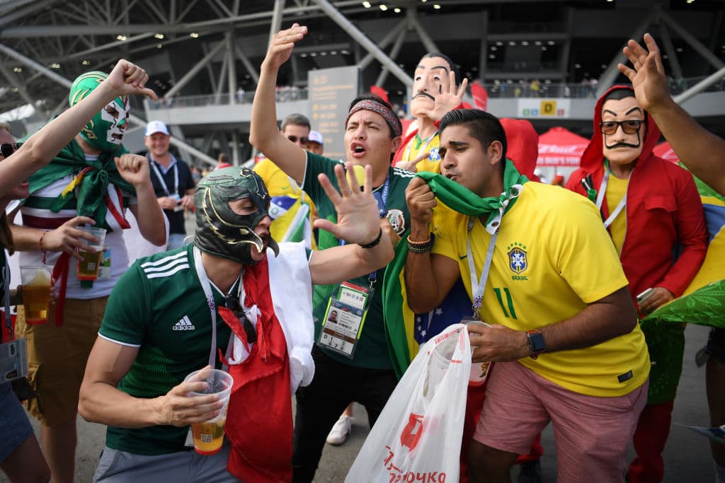 El colorido de los fanáticos de México y Brasil hace parte de una fiesta que se enciende en el Samara Arena en medio del partido de octavos de final entre ambos equipos en el Mundial Rusia 2018.
