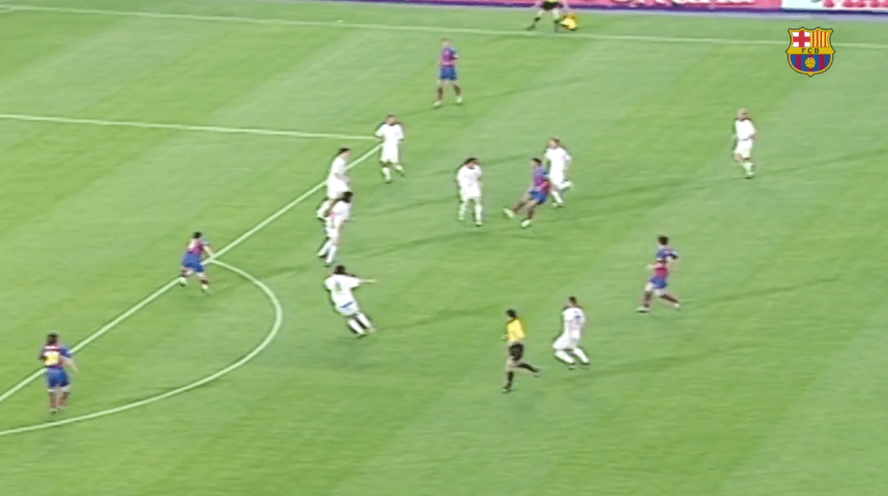 <b>Ronaldinho lo buscó desde el inicio</b>
<br>- El brasileño tenía una gran ubicación y sabía donde estaba Messi.
<br>- Apenas la primera jugada que pudo buscarlo, le filtró un pase excepcional.