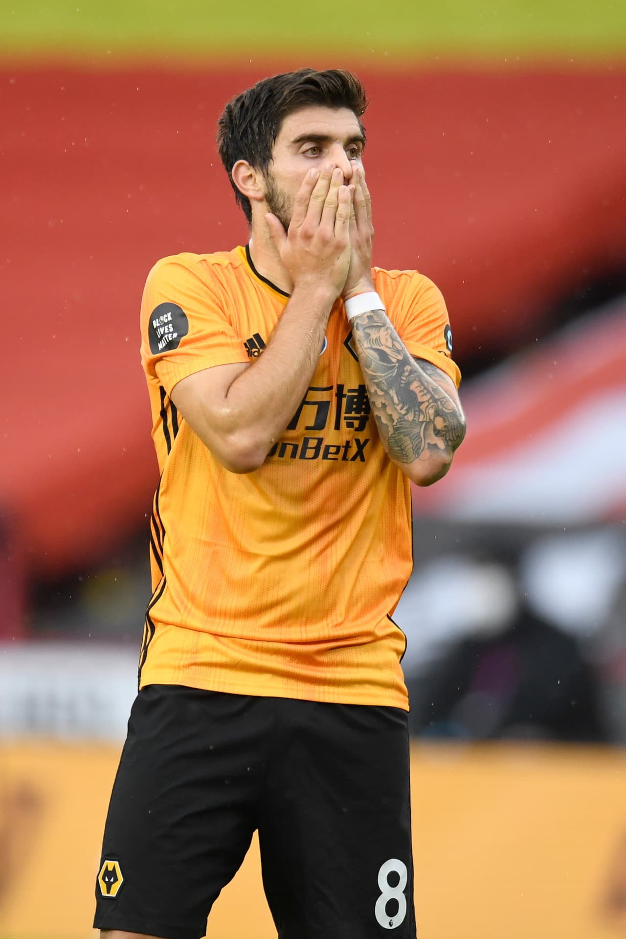 Los Wolves estuvieron muy cerca de abrir el marcador. El portugués Rúben Neves (31’) puso un balón de tiro libre al travesaño.