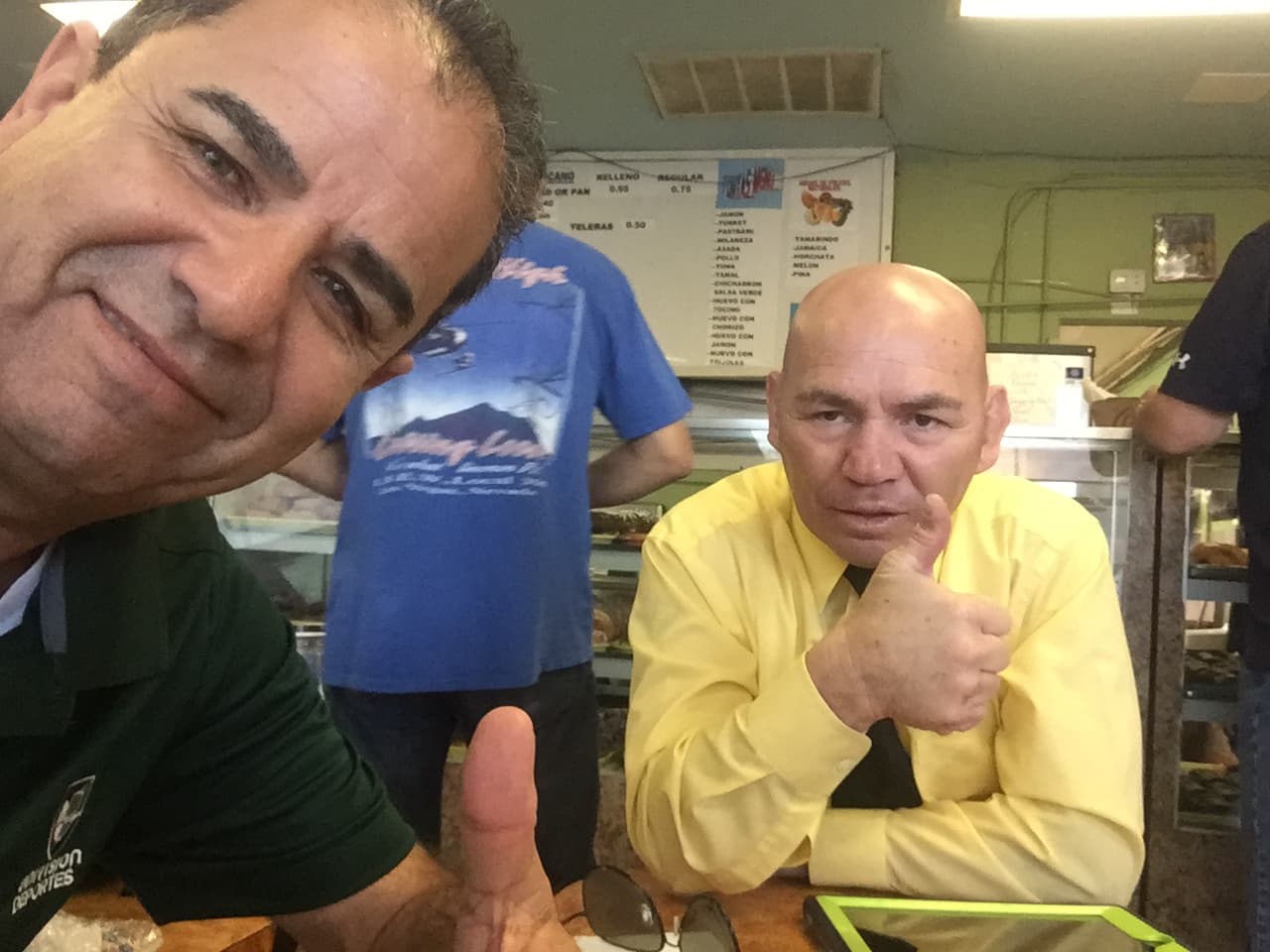 "Un día pasé por el lugar y vi un cochinero afuera y había gente, así que pensé que me dejen predicar ahí y yo les limpio a diario, y así empezó limpiaba y predicaba" explica ‘El Maromero’ Páez a Univision Arizona.
<br>