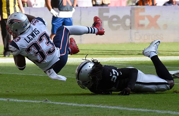 Dion Lewis fue uno de los 7 receptores que completaron envíos de Brady. Lewis sumó 28 yardas incluyendo una anotación.