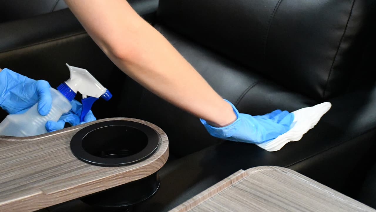 Para mayor seguridad, habrá toallitas para los asientos y desinfectante para manos disponible para uso del cliente.