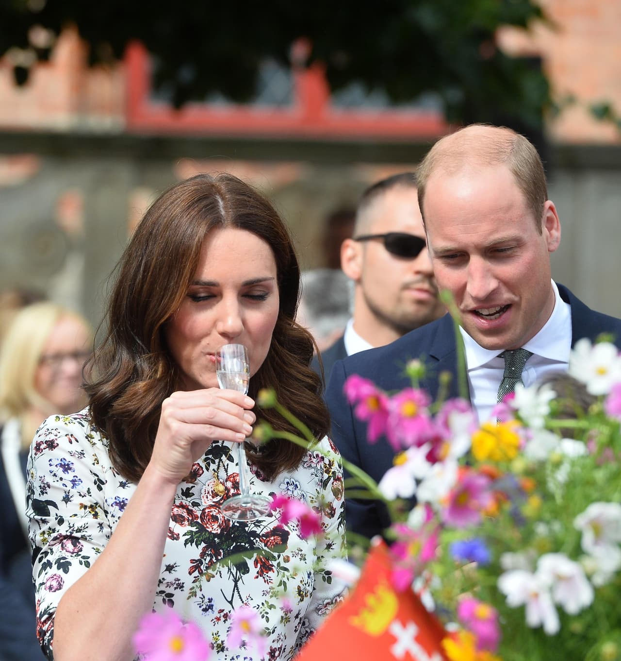 “Si quieren destacar por encima del resto, como supongo que hacen, entonces 
<b>tienen que financiarlo con sus propios gastos</b>”.