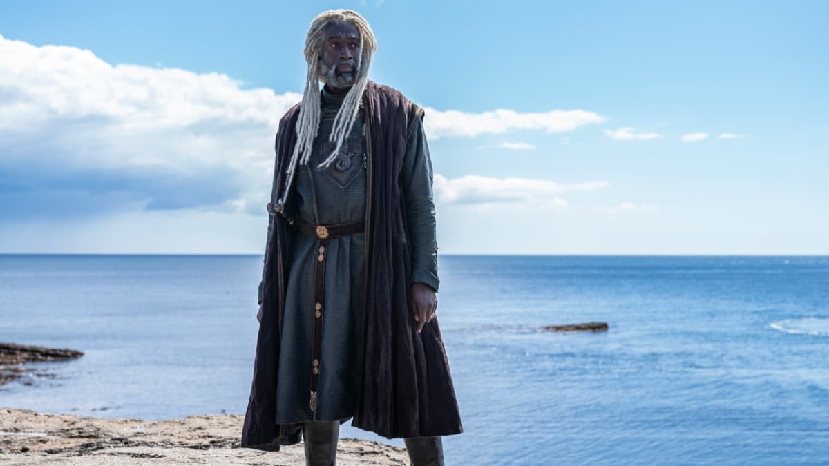 <b>Steve Toussaint es el actor detrás de Lord Corlys Velaryon</b>
<br>
<br>‘La serpiente de mar’ se caracteriza por sus rastas platinadas y barba del mismo color, así como una vestimenta digna de un marinero. 
<br>