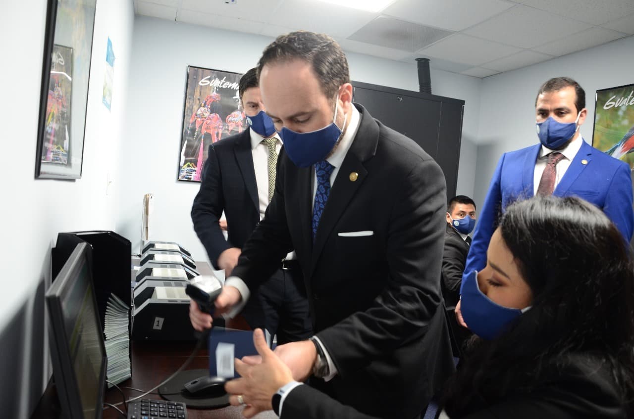 Consulado de Guatemala en Miami lanza programa para agilizar trámites de identificación personal