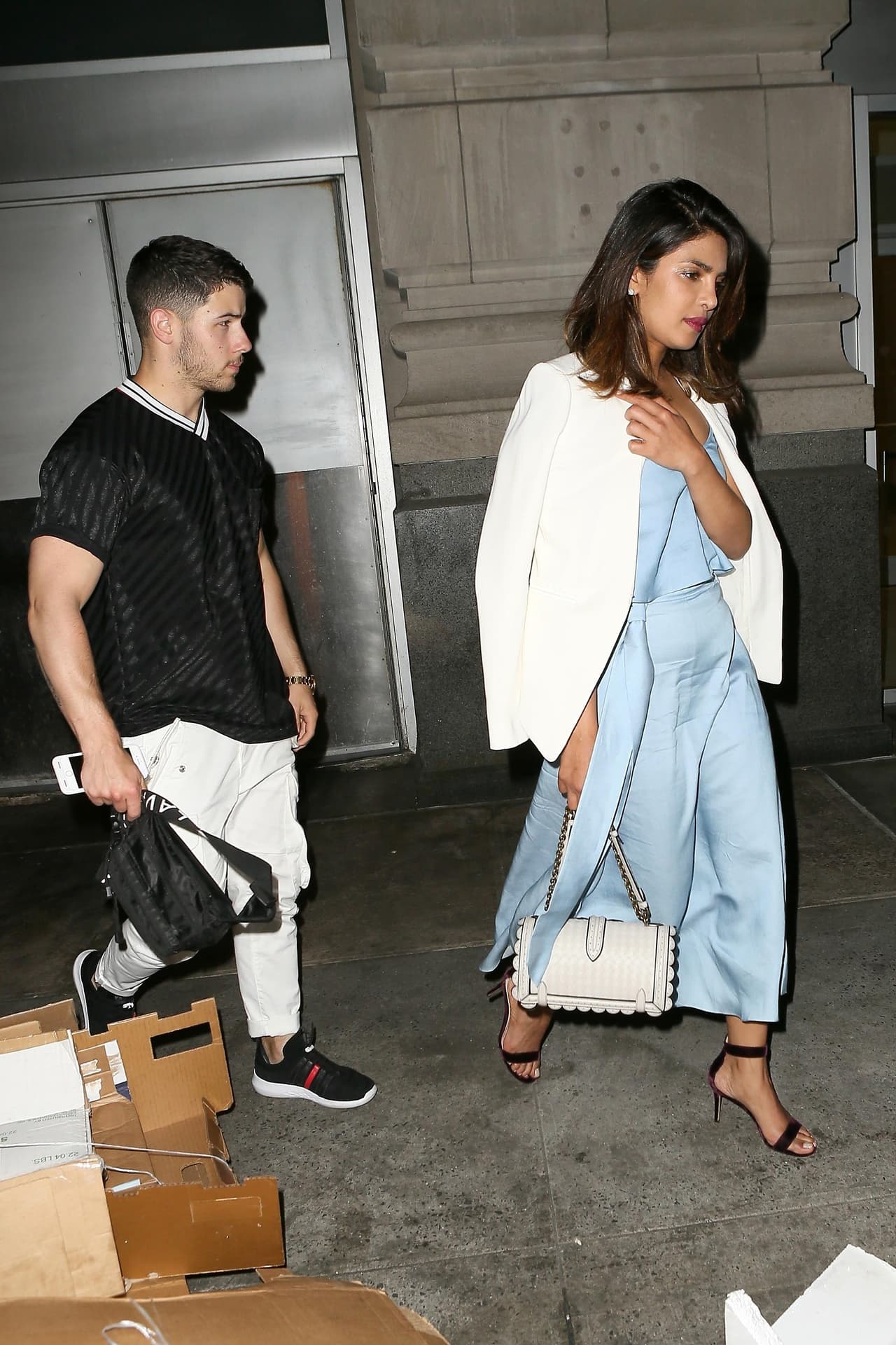 De acuerdo con los allegados a la pareja, el menor de los hermanos Jonas presentó a su prometida en la boda de su prima Rachel Tamburelli, a principios de Junio. "Realmente se gustan, y su familia también disfrutó de conocerla. ¡Ella encaja bien!", declaró una fuente en ese momento a People.