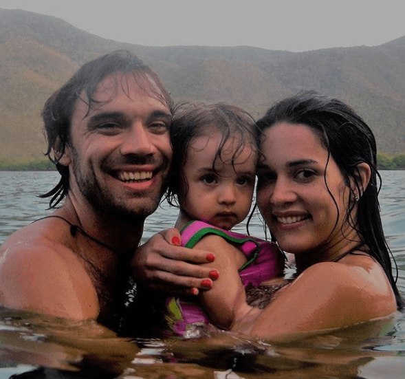 El 10 de octubre de 2008 la exreina de belleza Mónica Spear y su esposo Thomas Henry Berry, se convirtieron en padres de una niña a la que llamaron Maya.