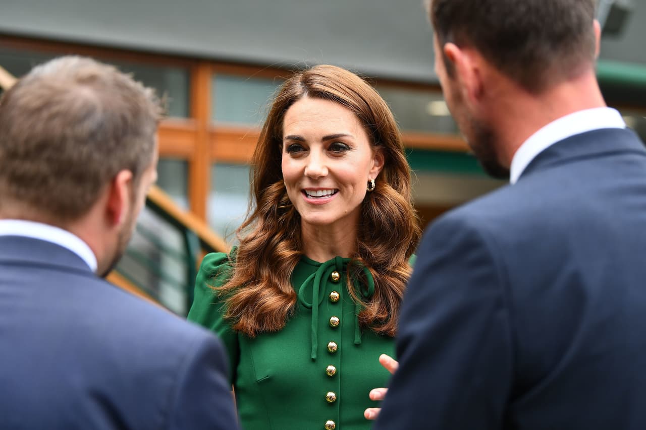 <b>Kate llegó por separado mucho antes </b>que su cuñada para saludar a algunos jugadores e integrantes del torneo. Optó por un vestido verde de manga corta de
<a href="https://people.com/royals/meghan-markle-kate-middleton-wimbledon-sisters-in-law-date/" target="_blank">Dolce & Gabbana, destacó People. </a>