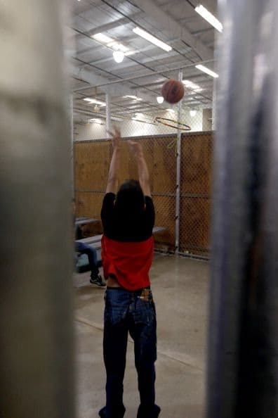 De acuerdo con EFE, Estados Unidos activó una línea telefónica para que los centroamericanos que piensan que sus hijos están entre los niños que llegaron solos hasta la frontera y están en albergues o centros de detención puedan contactarlos. ¿Quieres ver más Noticias de inmigración aquí