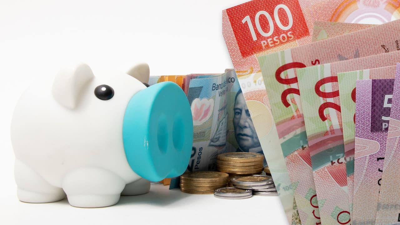 <b>Si eres mexicano y vives en Estados Unidos</b>, tu ahorro para el retiro no se queda en el aire.
<b>Tu AFORE sigue activo en México, y puedes administrarlo, aportar y cobrarlo llegado el momento</b>. Esta guía te explica cómo hacerlo paso a paso, con teléfonos, direcciones y
<b>consejos prácticos para que no pierdas lo que con tanto trabajo has construido.</b>