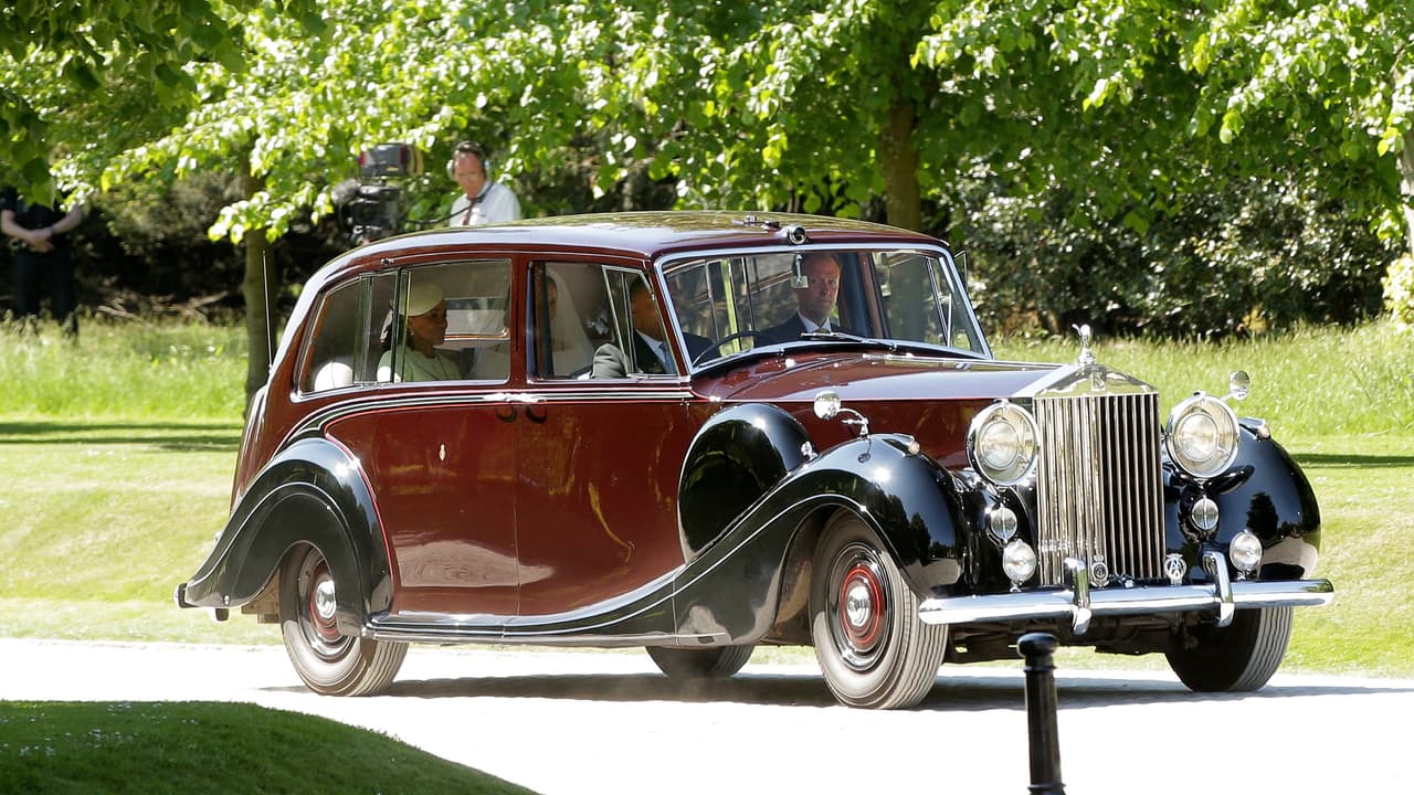 Más temprano, Meghan Merkel llegó acompañada de su madre a bordo de esta limusina Rolls-Royce Silver Wraith, el mismo vehículo utilizado por el príncipe Carlos y su esposa Camila para asistir a la boda del príncipe William con Kate Middleton.