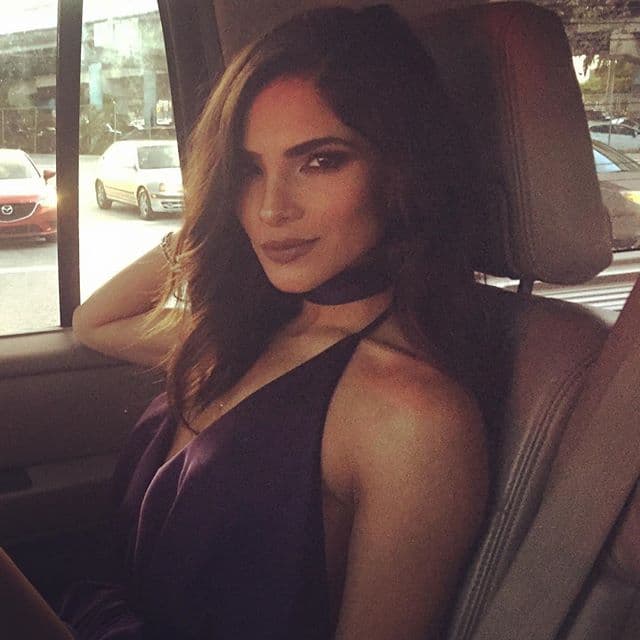 La guapa conductora aprovecha cualquier oportunidad para tomarse una selfie de camino a algún evento o actividad.