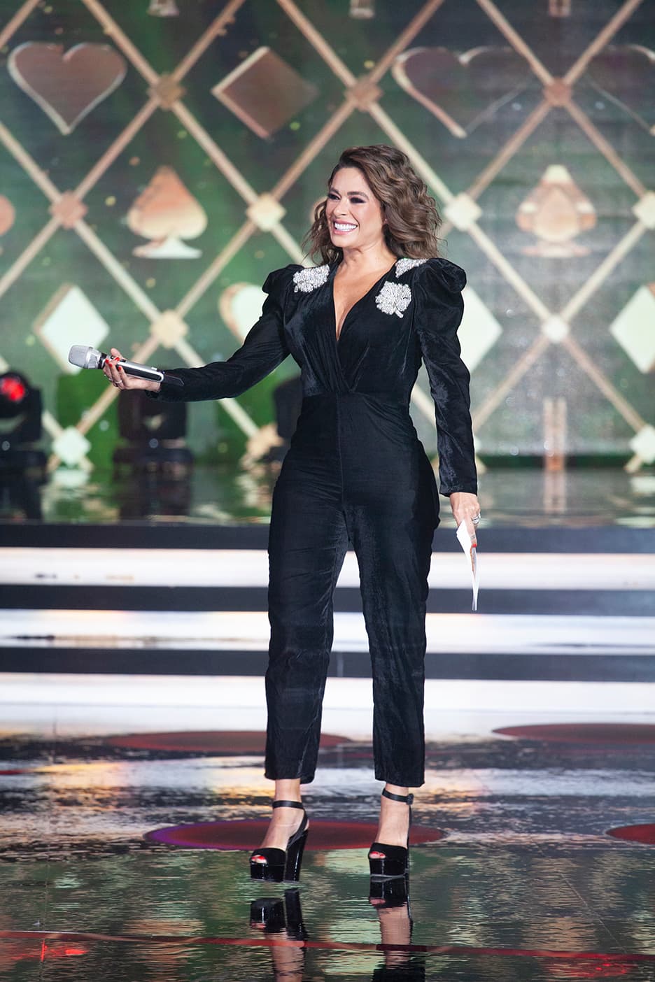 “Con muchísimo trabajo, partiéndome en dos programas, pero muy contenta porque en uno me acompaña mi chiquillo (en Pequeños Gigantes) y en el otro programa (Hoy) tengo oportunidad, por el horario, para llegar a la casa a ser mamá. Entonces muy contenta y muy agradecida”.