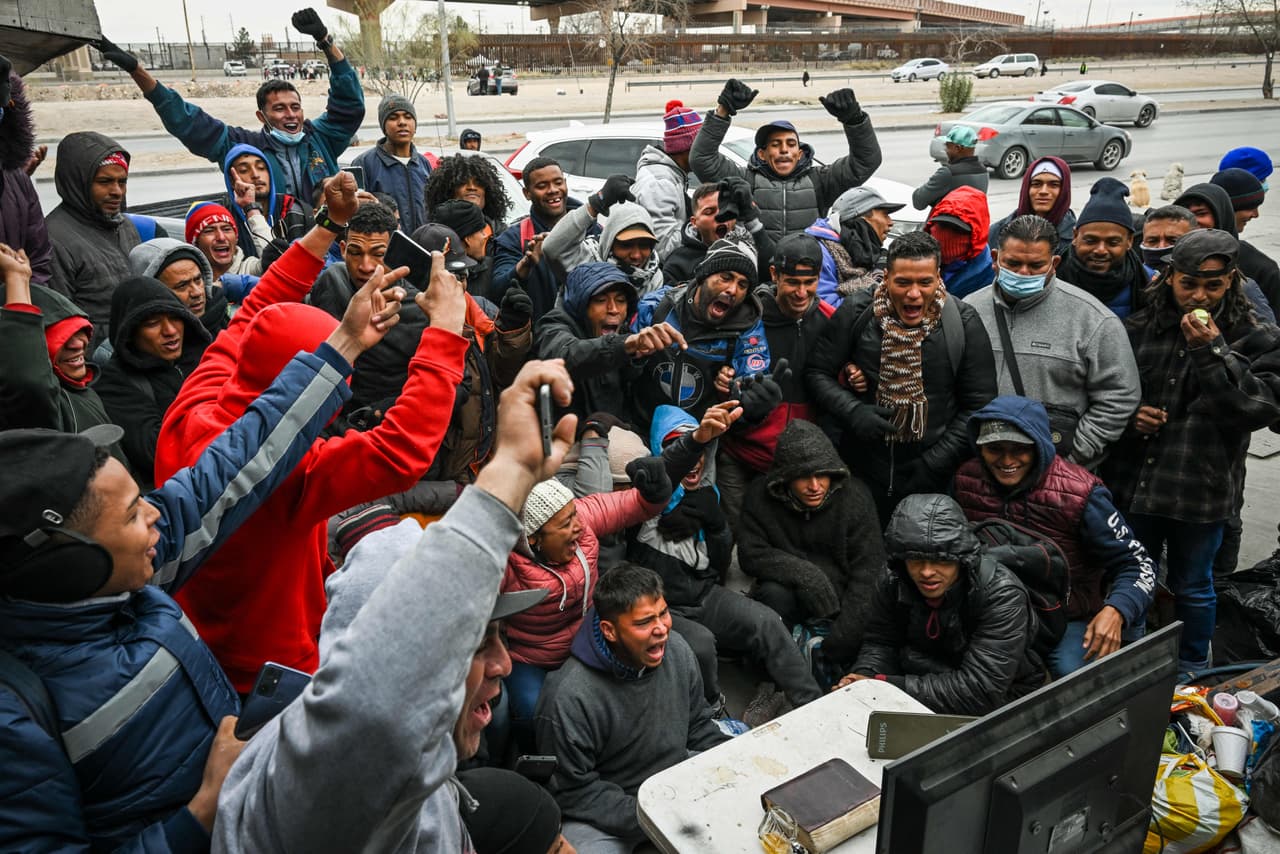 Migrantes venezolanos observan el partido final de la Copa del Mundo Qatar 2022, en Ciudad Juárez, México.