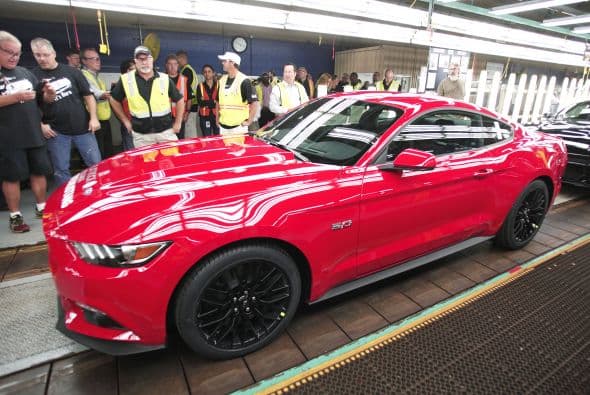 Ford inició la producción de la nueva generación del Mustang en la planta de Flat Rock, en el Estado de Michigan, Estados Unidos, este vehículo se comercializará en 120 países. Ford indicó que el inicio de la fabricación de la sexta generación de este vehículo representa un hito para la compañía y explicó que este auto se producirá también con volante a la derecha, lo que permitirá su venta en 25 mercados adicionales. En cuanto a precios, el Mustang 2015 se comercializará desde los $24,425 y hasta los $42,425 con tres diferentes motorizaciones. La versión base utilizará el V6 de 304 caballos de fuerza, pasando por el EcoBoost de cuatro cilindros con 314 para tener como tope de gama al GT con el motor V8 de 5.0 litros con 441 caballos de fuerza.
