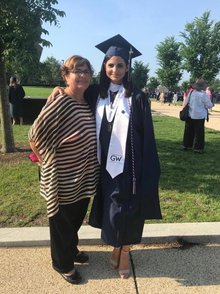 Luisa junto a su madre.