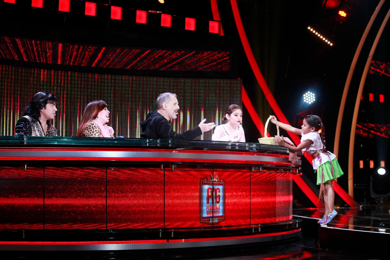 Antes de que los jueces dijeran qué les había parecido la actuación de 'Beba' ella les pidió: "Todavía no, esperen, 
<i>pérense". </i>Entonces tomó su canasta de naranjas y las repartió entre el jurado.