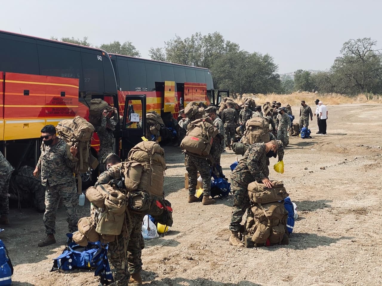 <b>Miembros de la Marina estadounidense estarán alojados en la preparatoria Minarets, destinado como centro de comando. </b>Las tareas de combate de las llamas iniciarán una vez que finalicen un entrenamiento con miembros del Servicio Forestal.