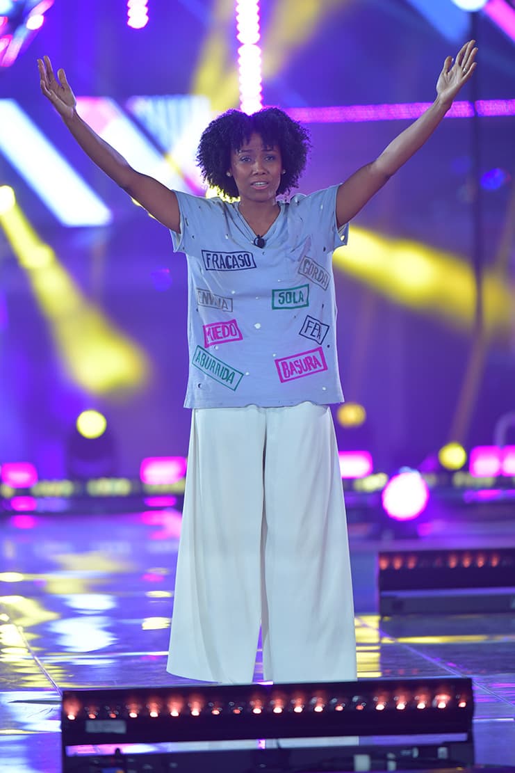 Jessica recuerda que en todo este proceso la acompañó su esposo Emilio. Ella recuerda que cuando tomó la decisión de dejarse el pelo rizado le dijo que lo haría y le adelantó que tal vez no le iba a gustar "porque es algo nuevo y porque es algo normal". Su respuesta la sorprendió: "yo te apoyo porque yo te amo tal y te apoyo como tú eres". Ella asegura que esta frase la inspiró para el final de su monólogo.