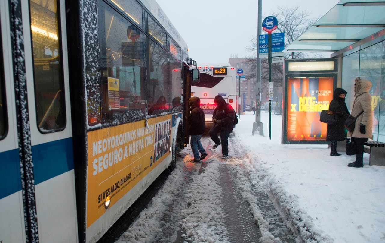 Restricciones para viajes no esenciales en NYC en efecto hasta las 6 am del martes