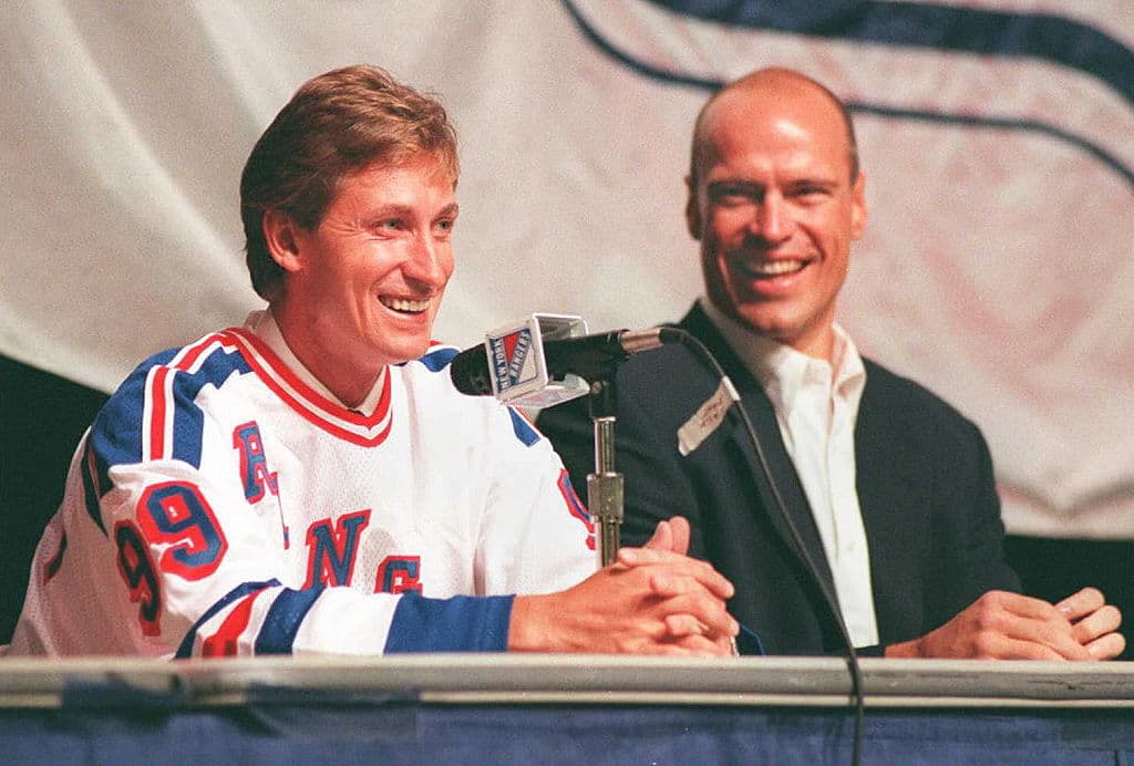 En la liga de hockey sobre hielo (NHL) sobresalió 
<b>Wayne Gretzky</b>. Un jersery que usó la última vez que levantó una Copa Stanley, la cuarta que ganó en 1987-1988, 
<b>fue vendido en junio pasado por $1.4 millones</b>.
<br>
<br>Según la autobiografía de Gretzky, dos horas después de que terminara el juego de la Copa, le dijeron que los Oilers planeaban cambiarlo. La camiseta probablemente todavía tegna champán impregnado.
