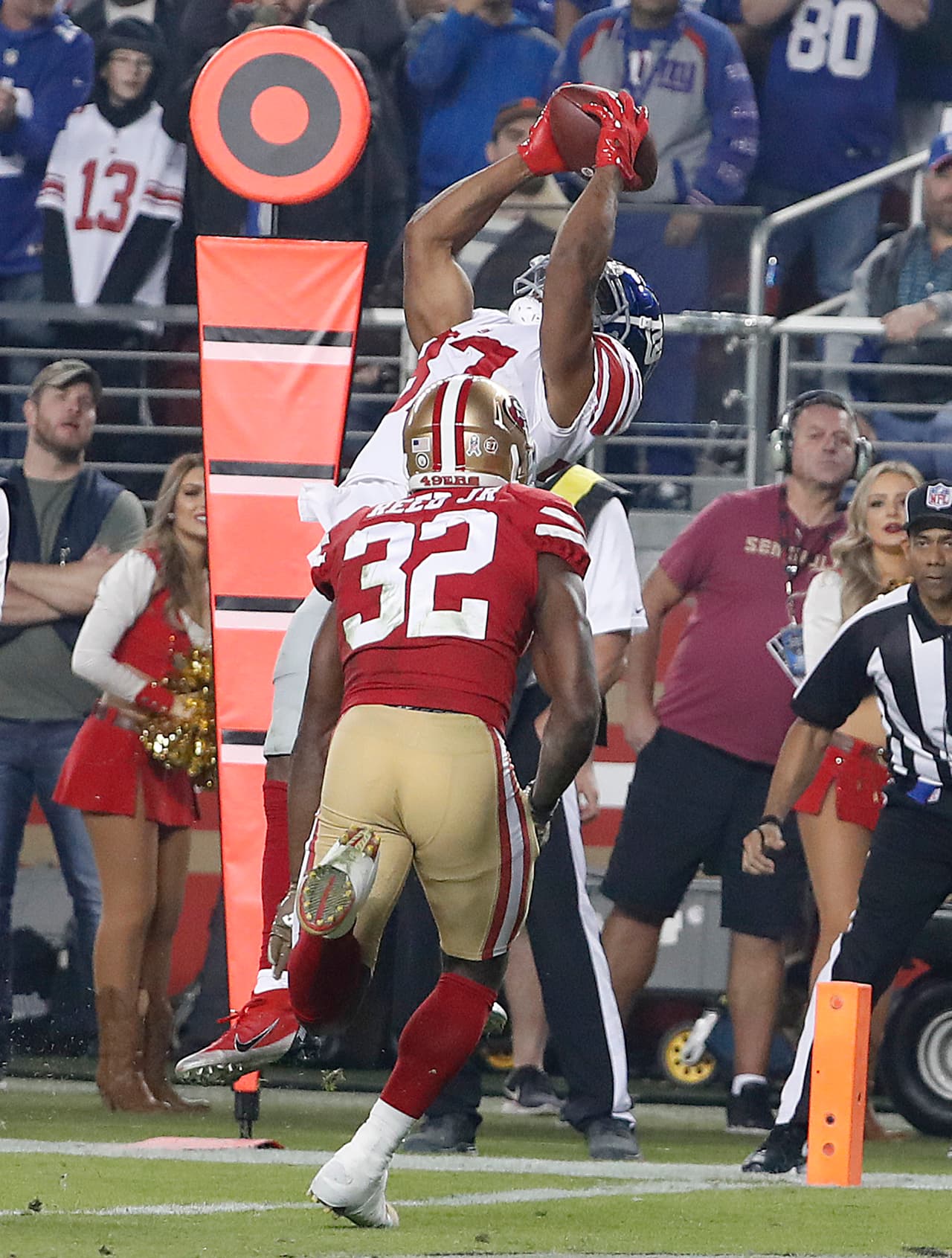 Y restando 53 segundos, con desventaja de 23-20, los Giants emprendieron el drive del triunfo. Eli Manning lanzó un pase al end zone a Sterling Shepard que atrapó de esta manera.