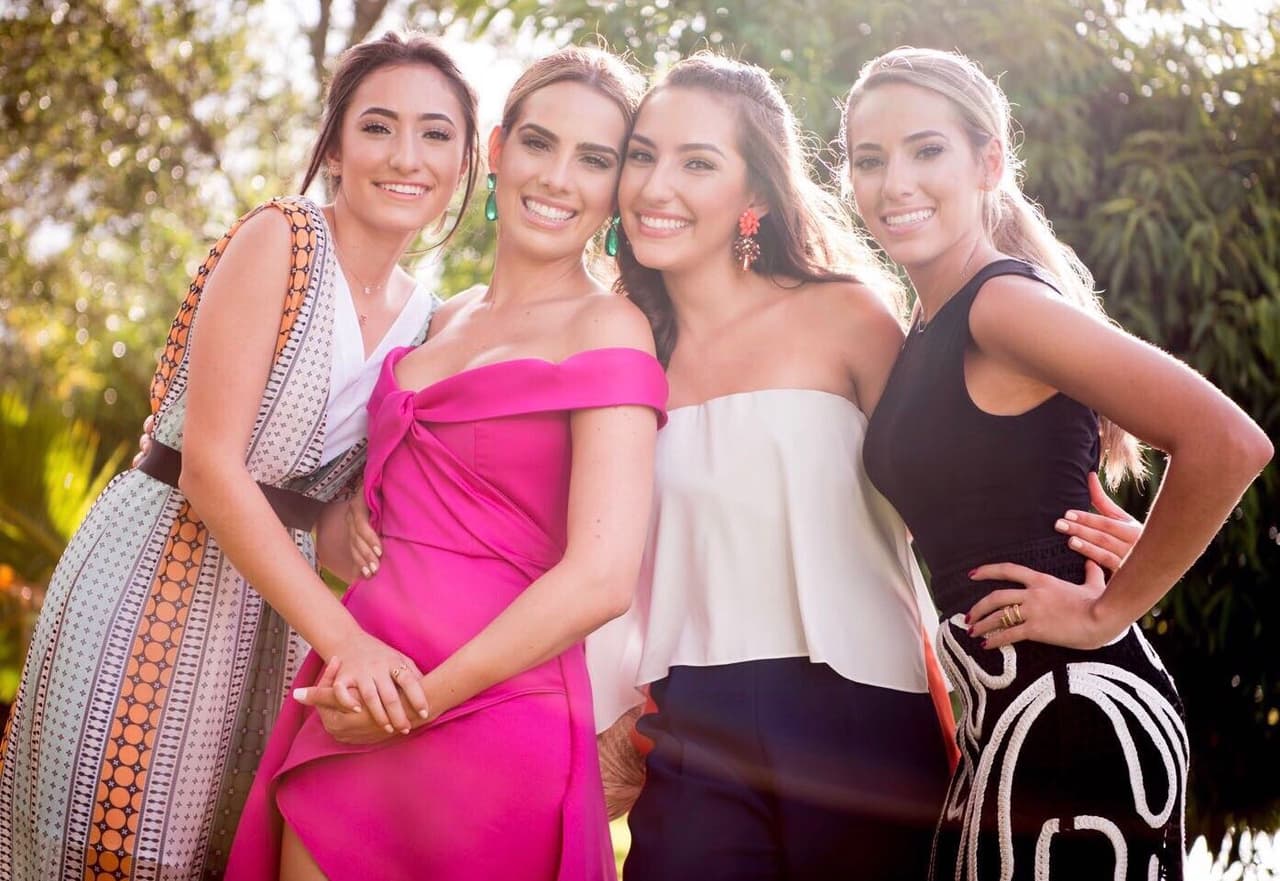 Aquí vemos a la conductora posando con sus hermanas.