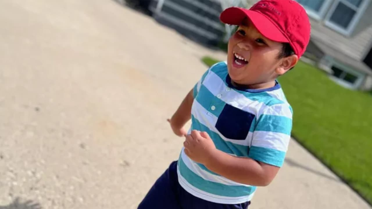 El pequeño Josiah Brown estuvo sumergido en el lago por unos 30 minutos y luego de sacarlo del agua, lo transportaron al Lurie Children’s Hospital en estado crítico. Se informó que había sufrido varios paros cardiacos.