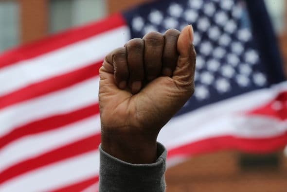 La ciudad de Baltimore comenzó a respirar tranquila tras el anuncio de que la Fiscalía imputará a seis policías por la muerte del joven negro Freddie Gray en custodia policial.