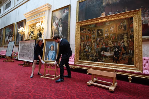 Entre las exhibiciones que se presentaron en los palacios y sitios reales del último año se encontraban los trajes de boda de Harry y Meghan y la princesa Eugenia, en el castillo de Windsor; una exhibición de verano de más de 100 obras de arte seleccionadas por el príncipe de Gales, para celebrar su cumpleaños 70 en el palacio de Buckingham; y una exposición importante de la obra de Leonardo da Vinci.