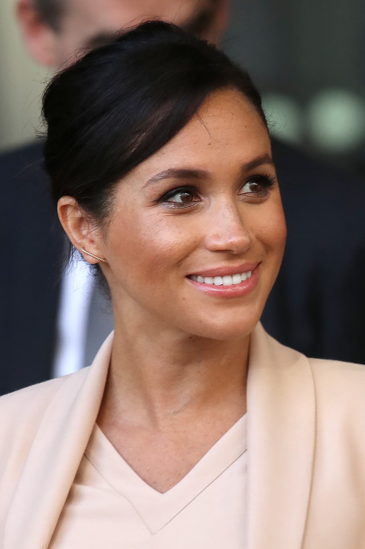 Otros trucos son el cabello recogido y suelto al igual que las trenzas francesas o sueltas, pues mezclan todos los colores del cabello y así dan dimensión.