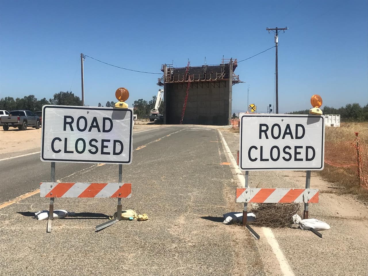 Muro levantado en medio de la carretera 27 tiene aislado a 10 mil residentes del vecindario Country Club Estates