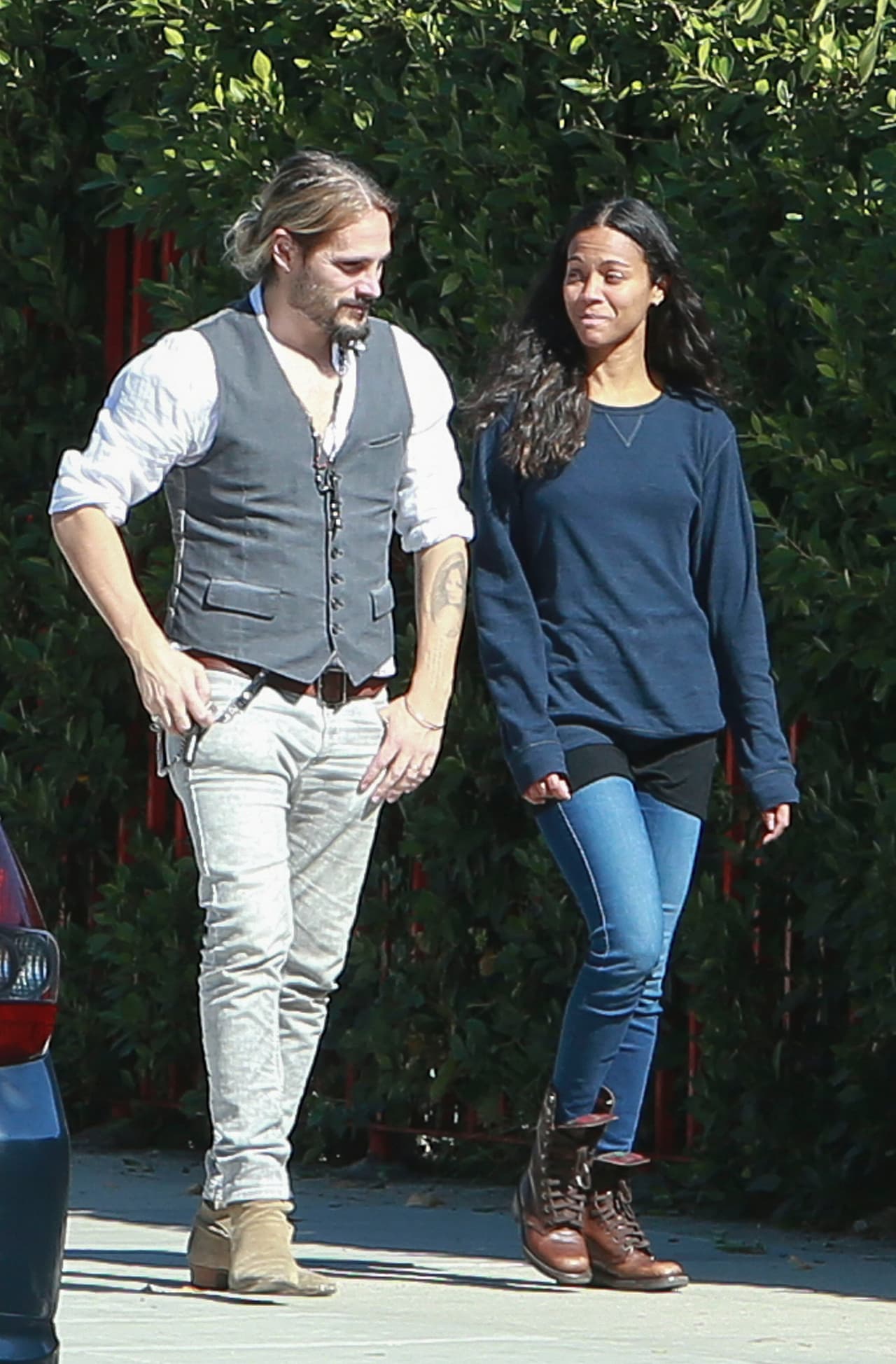 Zoe Saldaña y Marco Perego con sus gemelos