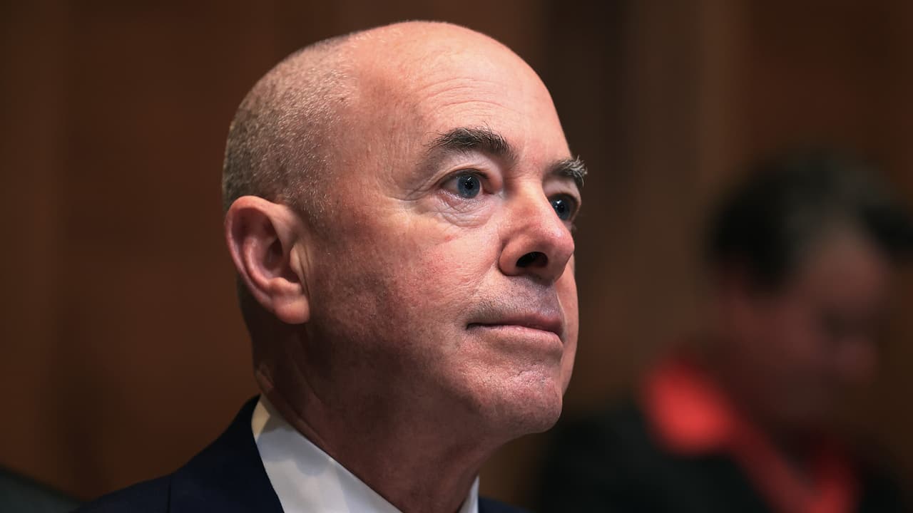 Alejandro Mayorkas dialoga con México sobre el reinicio de actividades en la frontera