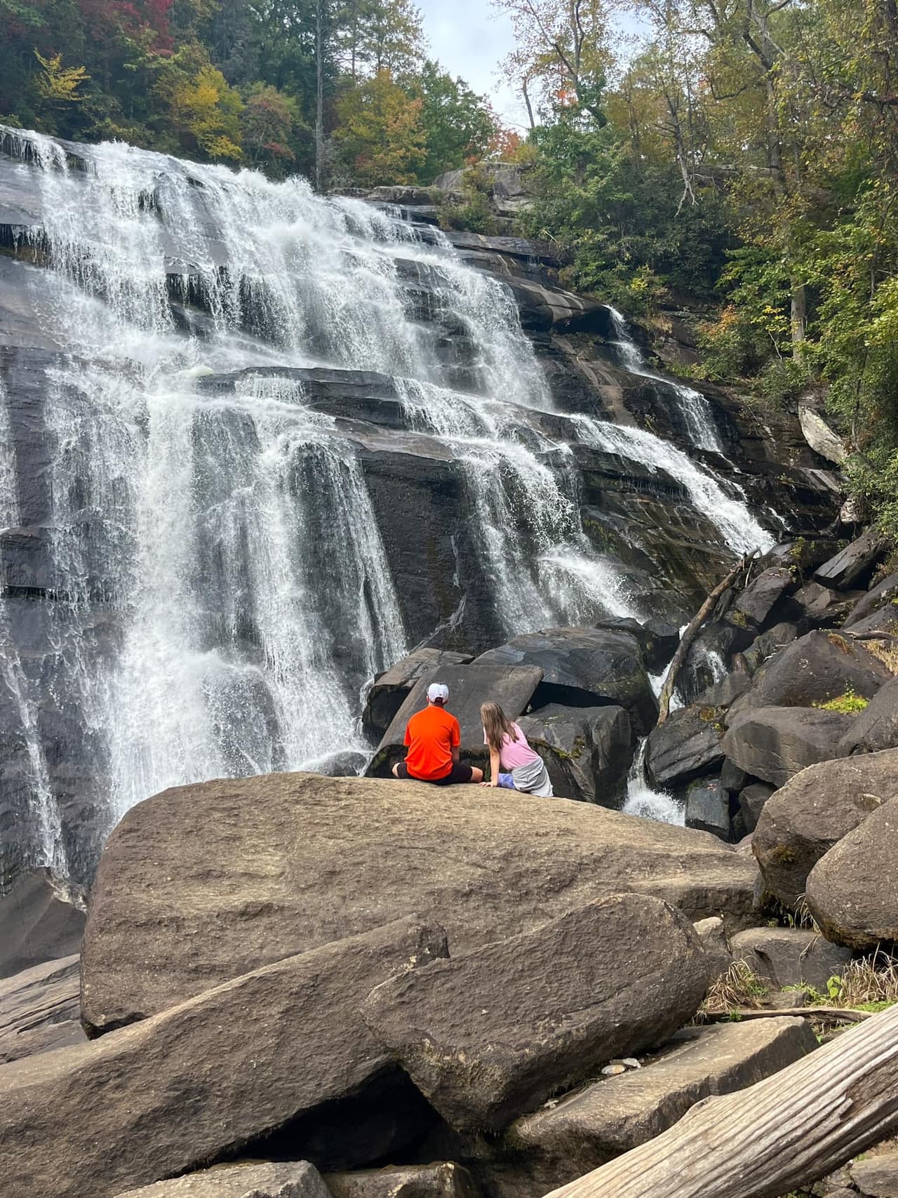 La mejor característica de Rainbow Falls es la posibilidad de que los visitantes puedan ver las cataratas desde el frente, abajo, desde un costado y desde arriba.